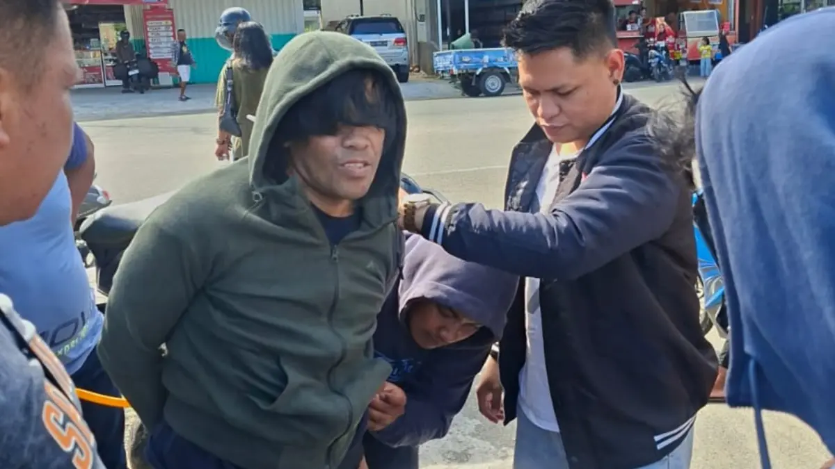 DIGELEDAH POLISI: Tersangka (hoodie hijau) saat digeledah tim opsnal Satresnarkoba Polres Tarakan, Jumat (1/5) lalu.(POLRES TARAKAN UNTUK HRK)
