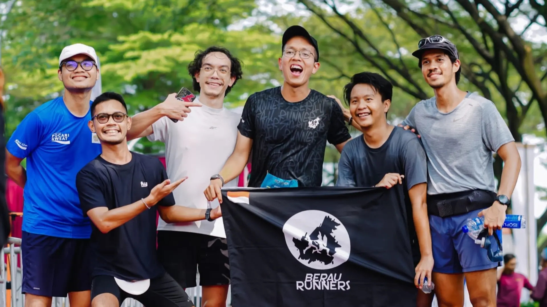 DUKUNGAN: Marcel Ericsson berhasil menaklukan Binloop Ultra sejauh 120 kilometer tak luput dari dukungan rekan-rekannya sesama pelari yang berasal dari komunitas yang sama di Berau Runners. (DOK PRIBADI