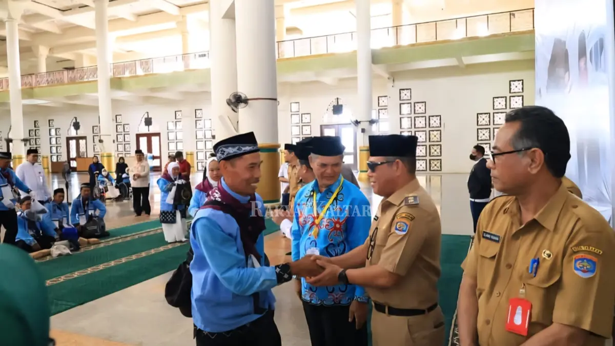 LEPAS JEMAAH HAJI: Pemkot Tarakan menyalami jemaah haji di Masjid Baitul Izzah, Senin (4/5). (SEPTIAN ASMADI/HRK)