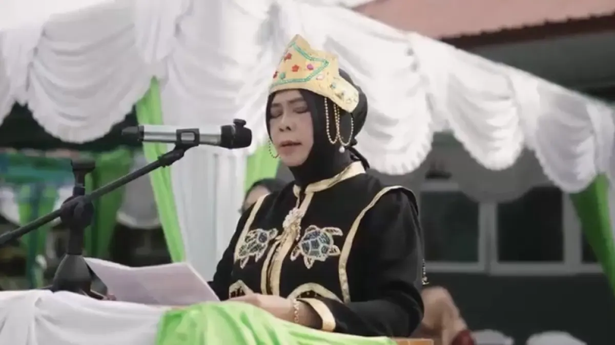 MAJUKAN PENDIDIKAN: Disdik Berau saat melaksanakan upacara Hardiknas tahun 2026 di halaman SMP 1 Teluk Bayur, belum lama ini. (DISDIK UNTUK BERAU POST)