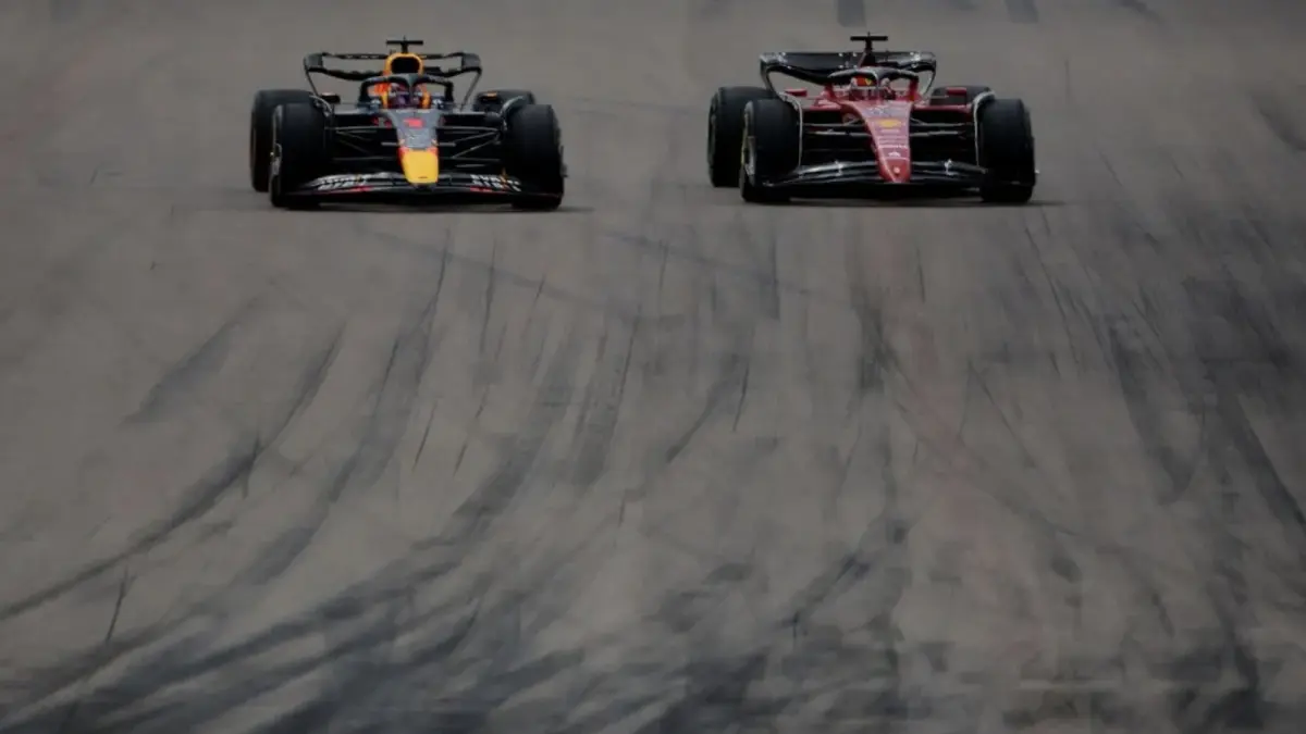 Pembalap Ferrari Charles Leclerc dan pembalap Red Bull Max Verstappen memacu mobil mereka saat ajang balap F1 GP Miami di Miami International Autodrome, Miami, Florida, AS, Minggu (8/5/2022). (REUTERS)