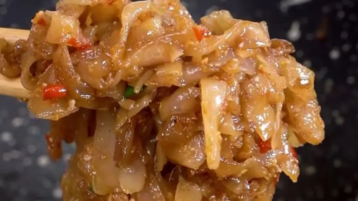 Potret kwetiau goreng belacan dengan bumbu udang dan terasi yang khas. (Instagram:@adekoerniawan_s)