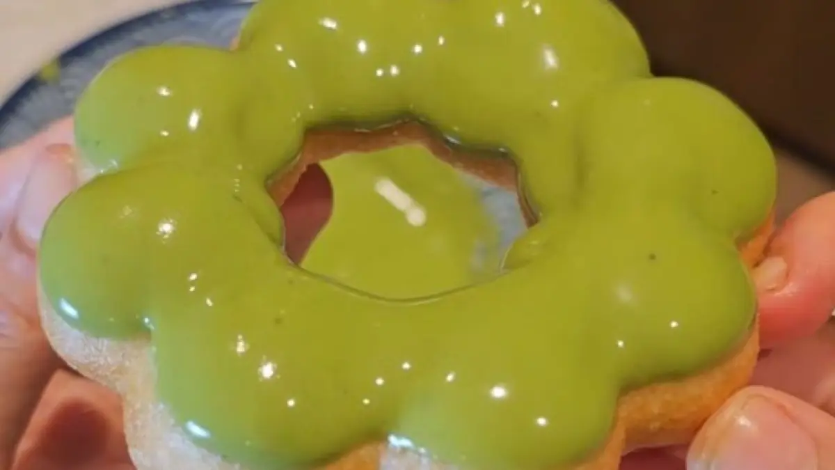 Potret mochi donuts dengan matcha glaze yang kenyal dan manis. (Instagram: @baked.by.abir)