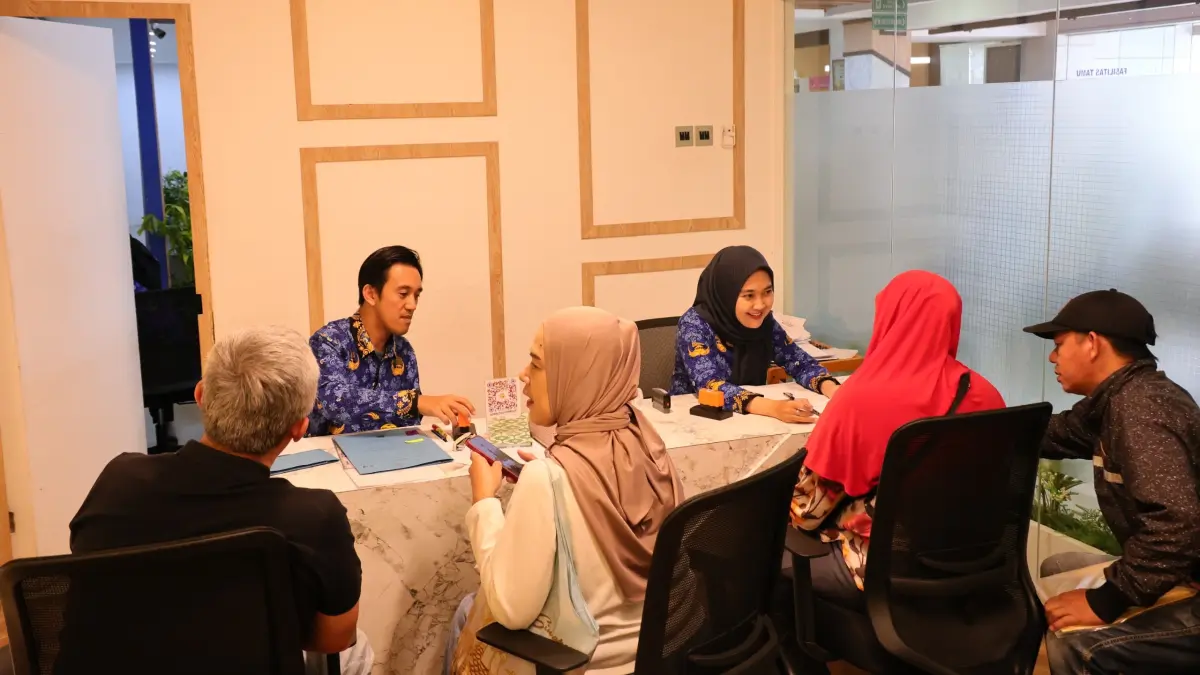 Semakin banyak warga yang merasakan kemudahan mengurus administrasi pertanahan langsung di Kantor Pertanahan tanpa melalui perantara atau calo.