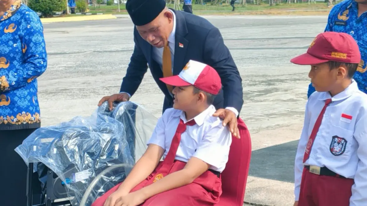 SERAHKAN BANTUAN: Bupati Bulungan Syarwani menyapa langsung siswa berkebutuhan khusus yang hadir saat upacara peringatan Hardiknas di halaman Kantor Bupati, Senin pagi (4/5). (PEMKAB BULUNGAN)