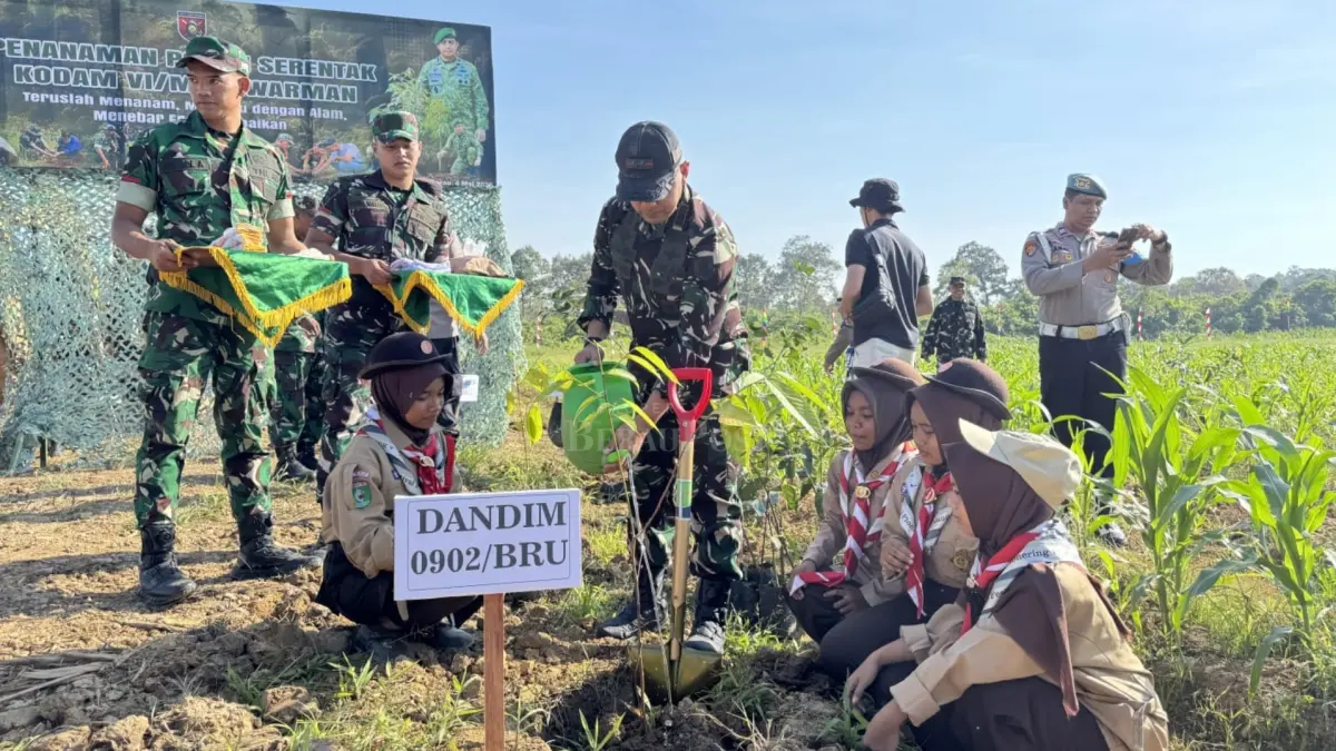 TANAMA POHON: Dandim 0902 Berau, Letkol Inf Muhammad Faisal Idris melaksanakan penanaman pohon didampingi anak-anak Pramuka dalam kegiatan penanaman pohon bersama Kodam VI Mulawarman. (SENO/BP)
