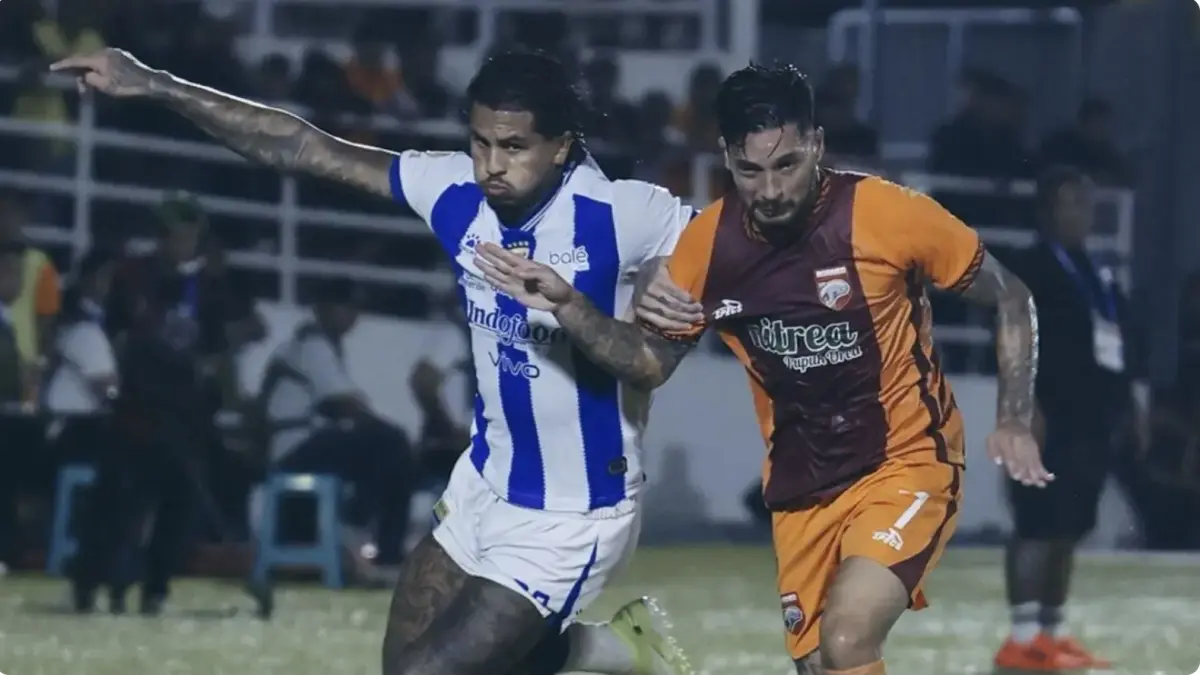 Duel pemain Persib Bandung saat menghadapi Borneo FC di Stadion Segiri Samarinda. (Persib)