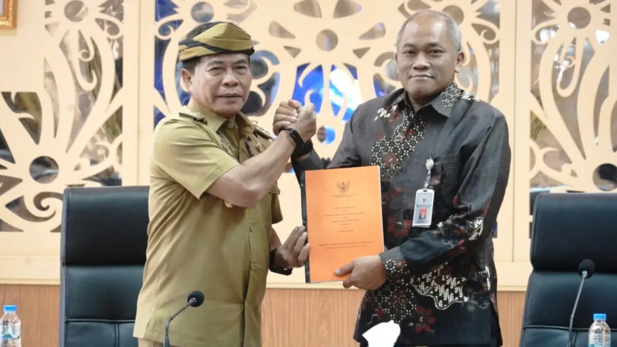 EXIT MEETING: Gubernur Kaltara, Zainal A. Paliwang bersama salah seorang tim pemeriksa BPK RI Perwakilan Kaltara. (DKISP KALTARA)