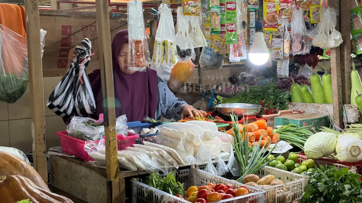 ILUSTRASI: Komoditas penyumbang inflasi tahunan pada bulan April adalah ikan tongkol dan tomat yang berasal dari kelompok makanan, minuman, dan tembakau. (IZZA/BP)