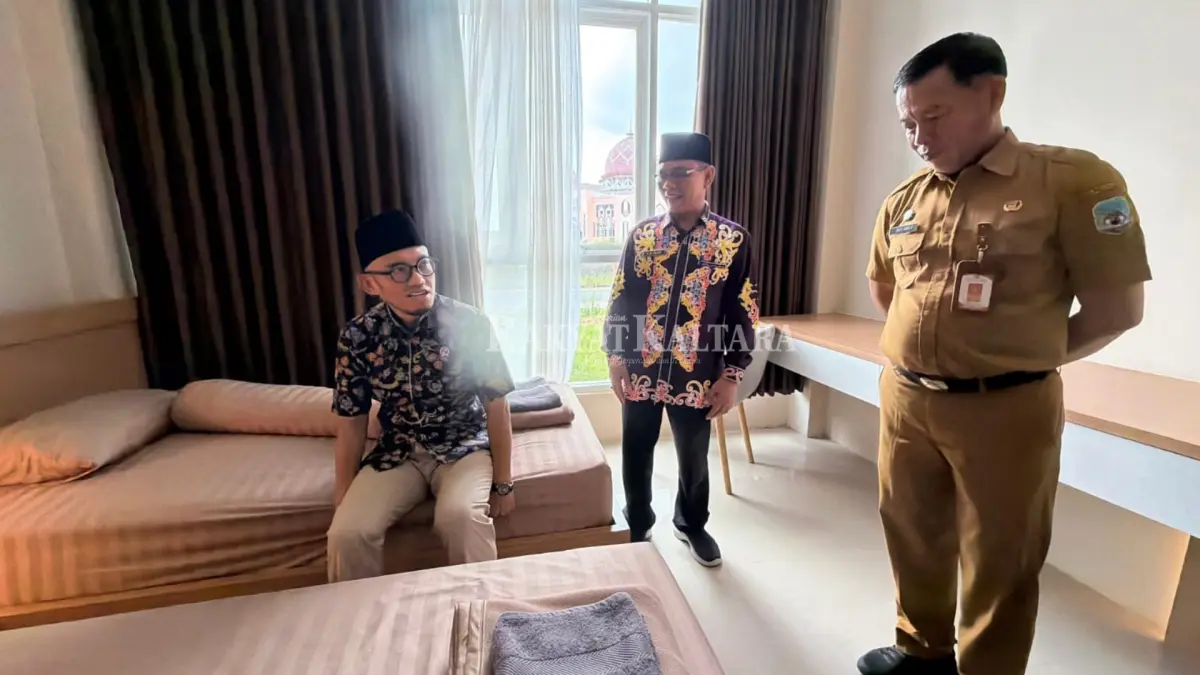 KESIAPAN ASRAMA: Wakil Menteri Haji dan Umrah Dahnil Anzar Simanjuntak memeriksa sarana dan prasarana asrama haji transit, Selasa (5/5). (SEPTIAN ASMADI/HRK)