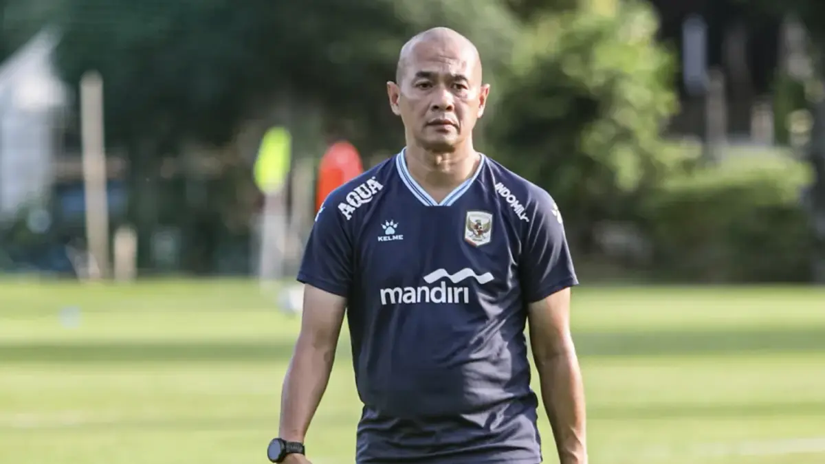 Pelatih timnas U17 Indonesia Kurniawan Dwi Yulianto mempin latihan terbuka di Lapangan A Kompleks Gelora Bung Karno, Jakarta, Jumat (24/4/2026). Latihan tersebut digelat dalam rangka persiapan Piala Asia U-17 2026. (Salman Toyibi/Jawa Pos)


