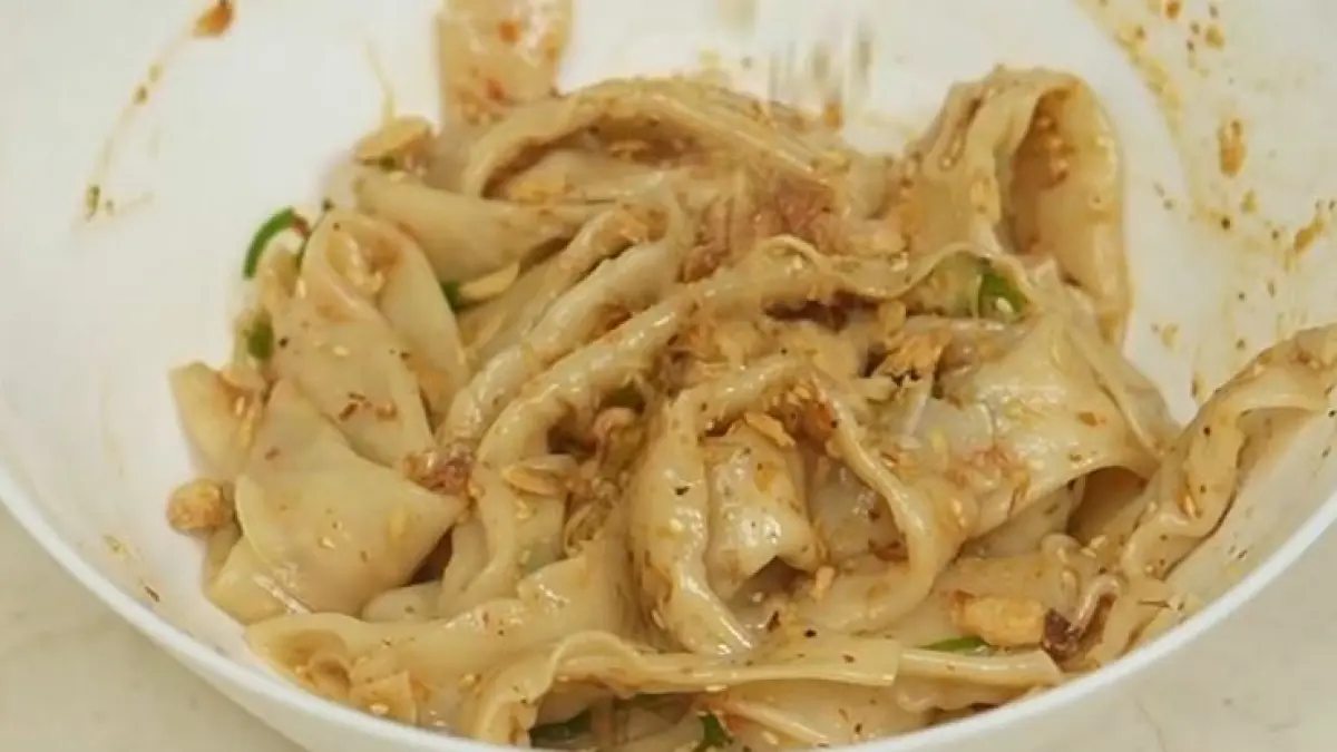 Potret mie pangsit ayam homemade dengan isian daging yang gurih dan saus simpel. (Instagram: @devyanastasia)