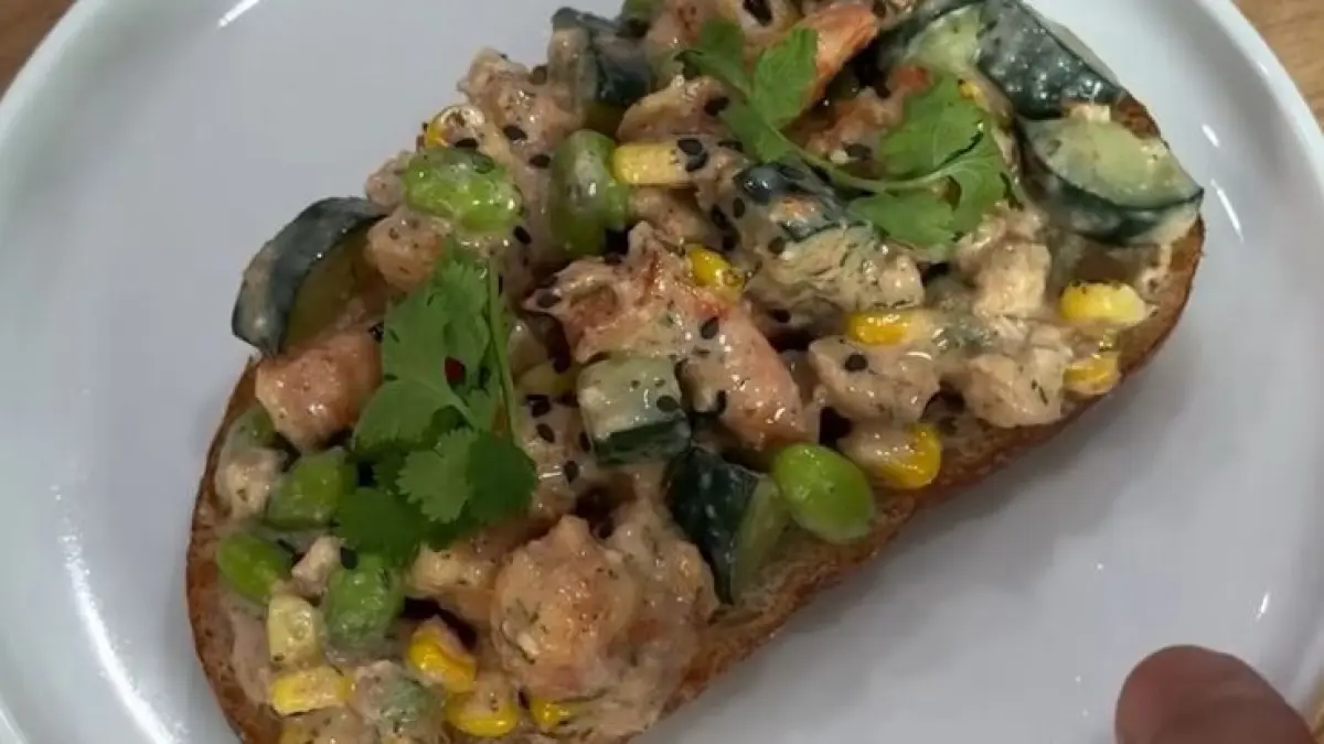Potret shrimp salad tinggi protein dengan yoghurt dressing yang segar. (Instagram: @hendrywijayaa)