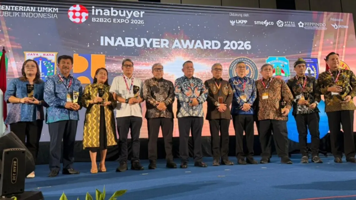 PRODUK UMKM: Sekprov Kaltara Denny Harianto (paling kanan), menerima di ajang Inabuyer B2B2G Expo 2026. (DKISP KALTARA)