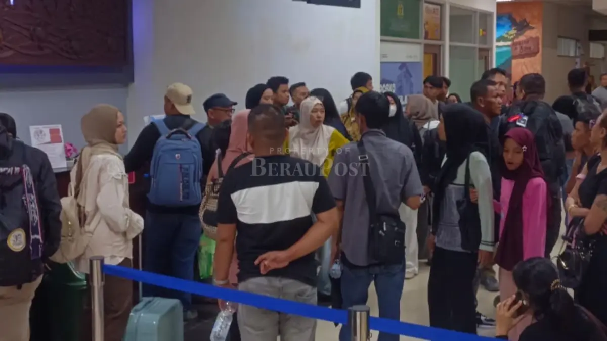KECEWA: Penumpang Sriwijaya Air mengamuk di Bandara Kalimarau akibat delay 12 jam. (BERAU POST)