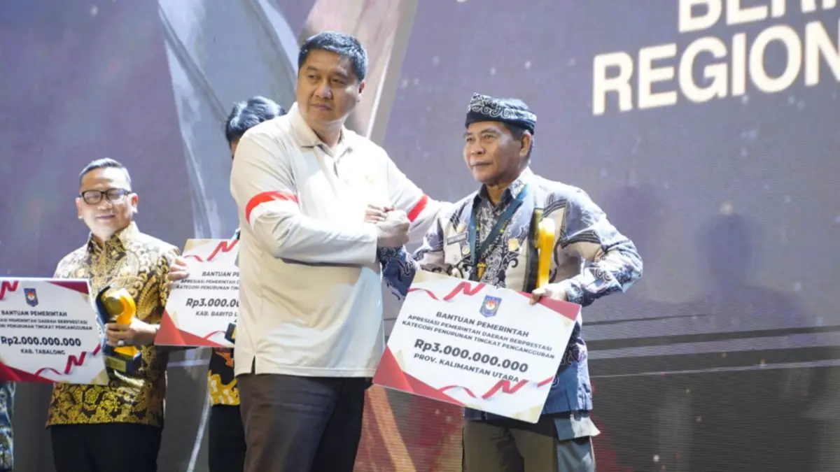 PROVINSI TERBAIK: Gubernur Kaltara Zainal A. Paliwang, menerima insentif fiskal Rp 3 miliar yang diserahkan oleh Menteri Perumahan dan Kawasan Permukiman Maruarar Sirait, Selasa (5/5). (DKISP KALTARA)