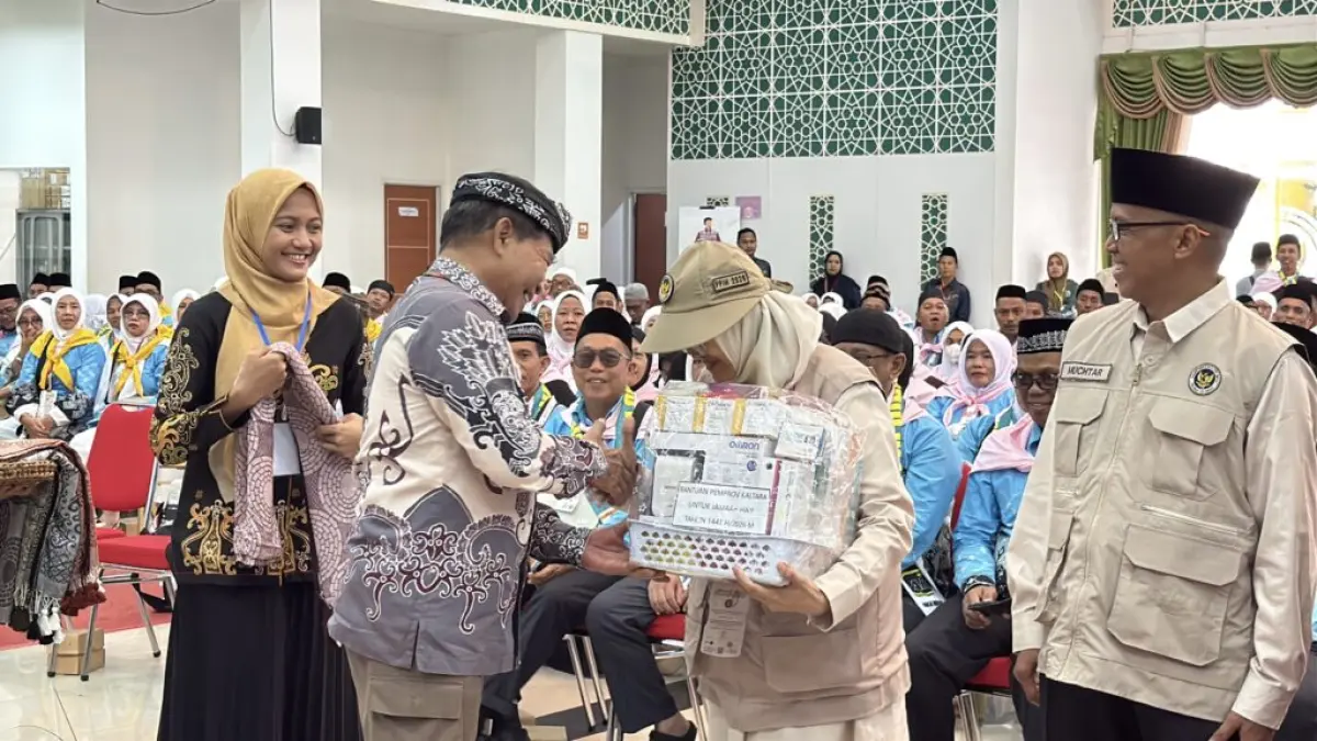 TAMU ALLAH: Gubernur Kaltara Zainal A. Paliwang,&nbsp; melepas Calon Jemaah Haji Kaltara di Asrama Haji Batakan, Balikpapan, Selasa (5/5) sore. (DKISP KALTARA)