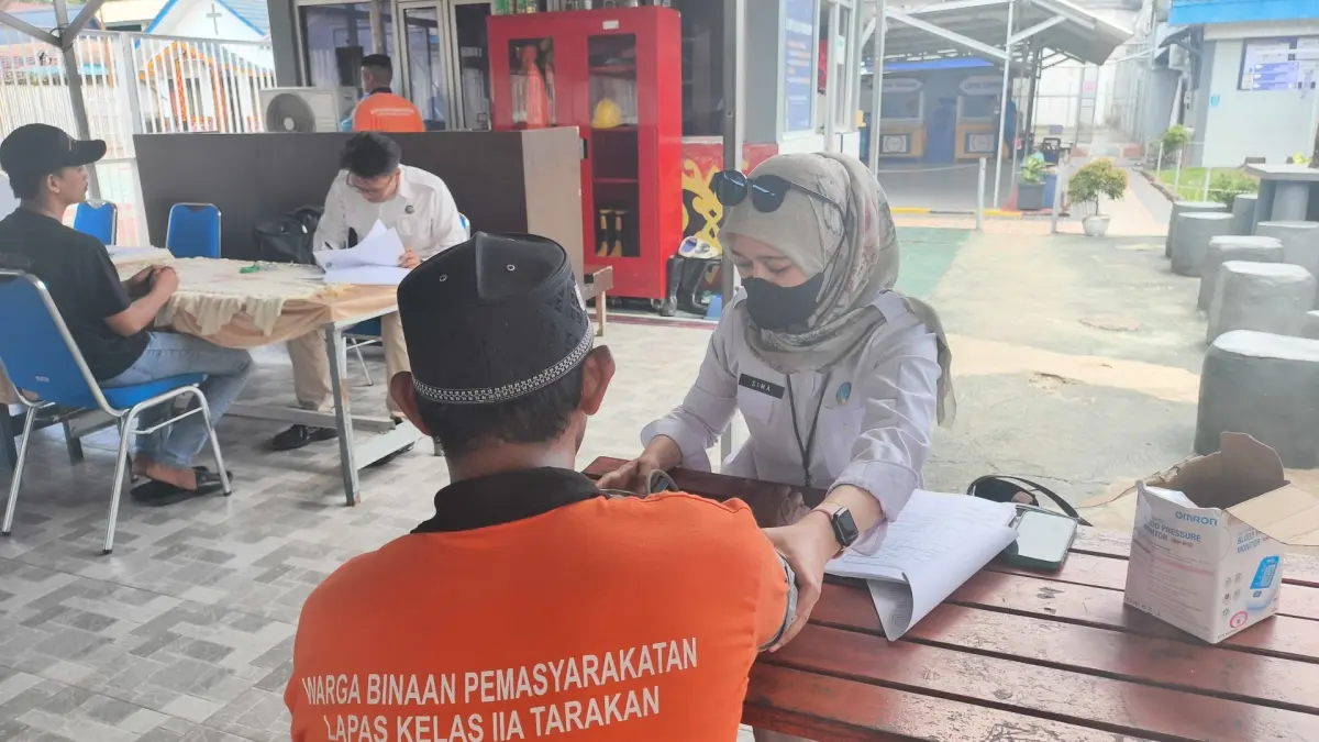 TES URINE: BNNP Kaltara lakukan tes urine ke warga binaan Lapas Kelas II A Tarakan, Rabu (6/5). (LAPAS KELAS II A TARAKAN UNTUK HRK)