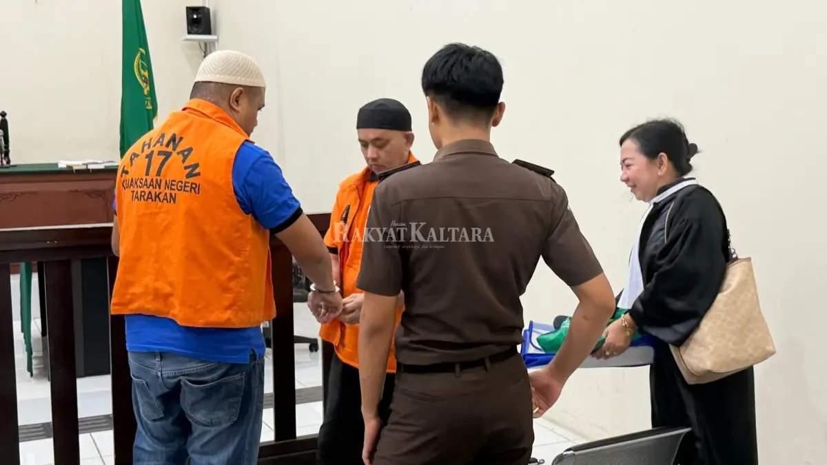 USAI SIDANG: Dua terdakwa TPPU yakni Bagong dan Rudi usai jalani sidang lanjutan di Pengadilan Negeri Tarakan, Rabu (6/5). (SEPTIAN ASMADI/HRK)