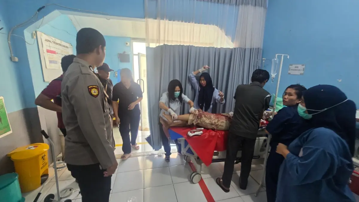 DIRAWAT: Korban pembacokan berinisial A saat ditangani petugas medis RSUD dr Abdul Rivai. (HUMAS POLRES BERAU UNTUK BERAU POST)