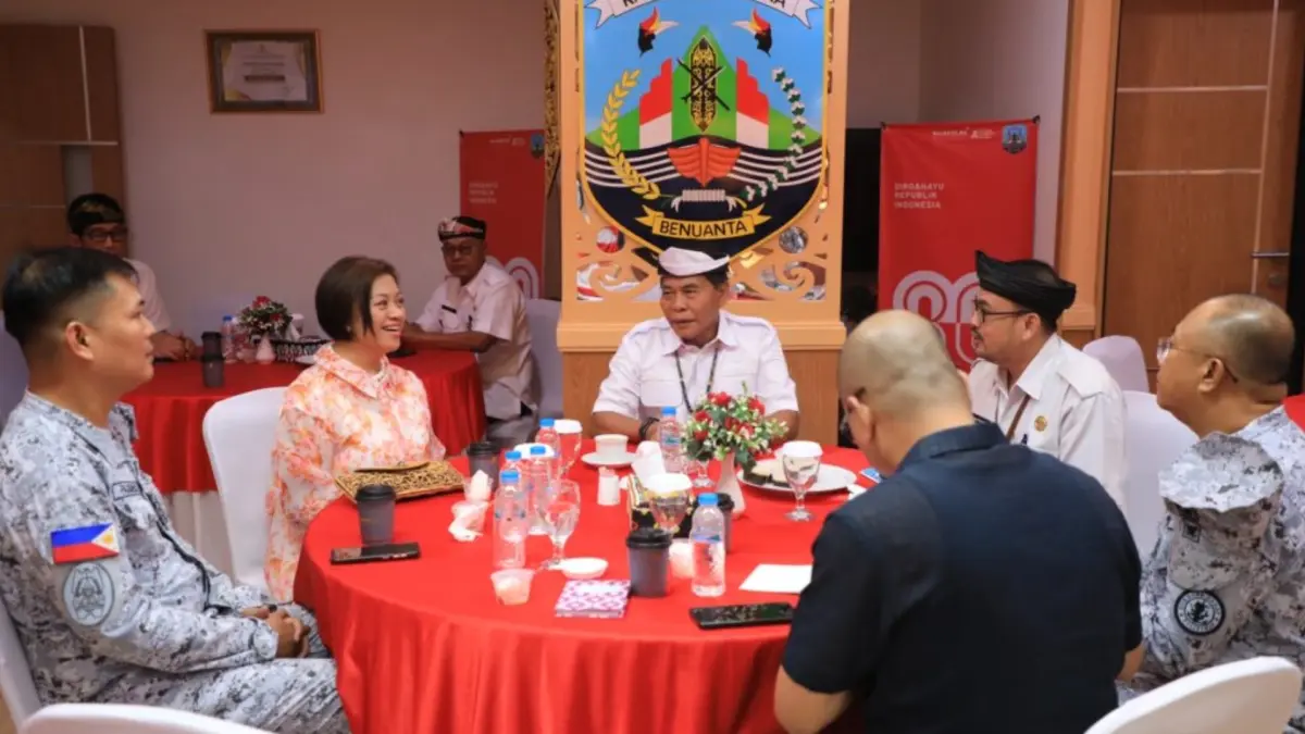 DISKUSI: Gubernur Kalatara, Zainal Arifin Paliwang, menerima audiensi rombongan Konsulat Jenderal Republik Filipina di Ruang Kerja Gubernur Kaltara, Rabu (6/5). (DKISP KALTARA)