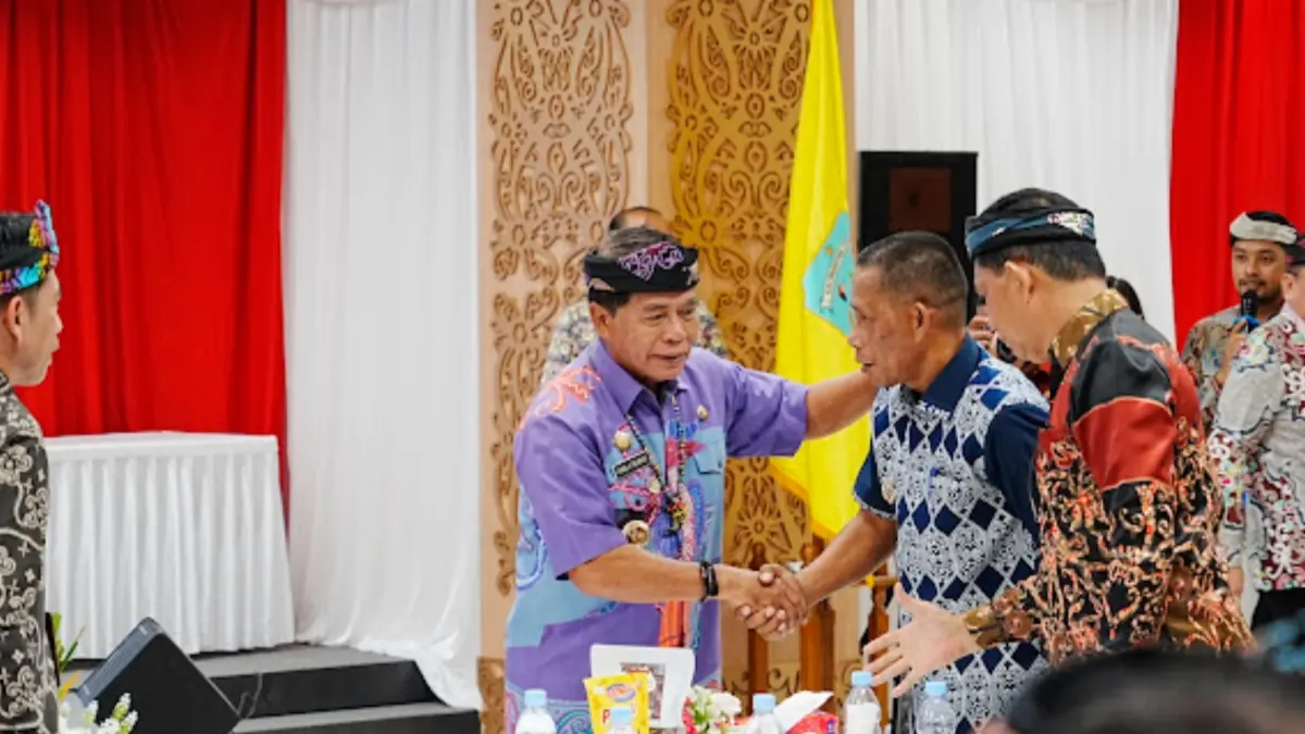 KIF: Gubernur Kaltara Zainal Arifin Paliwang (kiri) usai membuka Kaltara Investment Forum 2026 yang digelar di Tanjung Selor, Kamis (7/5). (DKISP KALTARA)