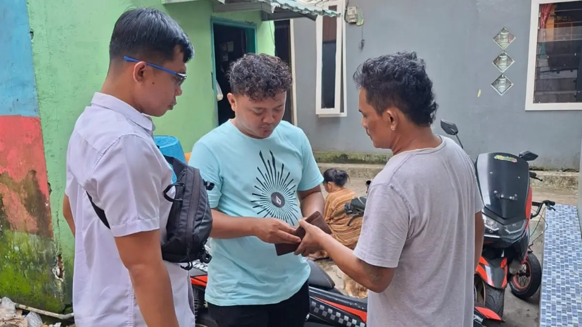 PENGGELEDAHAN: Personel Satresnarkoba Polres Tarakan mengawasi daerah rawan narkotika di Timbunan, Selumit Pantai. (POLRES TARAKAN UNTUK HRK)