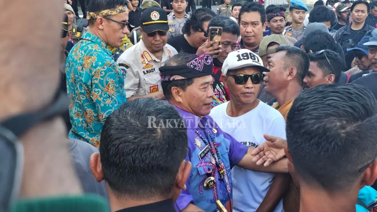 SAMPAIKAN TUNTUTAN: Gubernur Kaltara Zainal Arifin Paliwang menemui langsung dengan para sopir truk yang meminta agar membuka kembali aktivitas tambang galian C di Kabupaten Bulungan. (FAISAL/HRK)