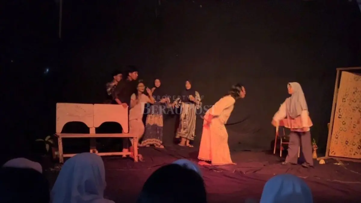 TAMPILKAN: Penampilan Apik teater SMA I Berau, mampu hipnotis penonton. (SENO/BERAU POST)