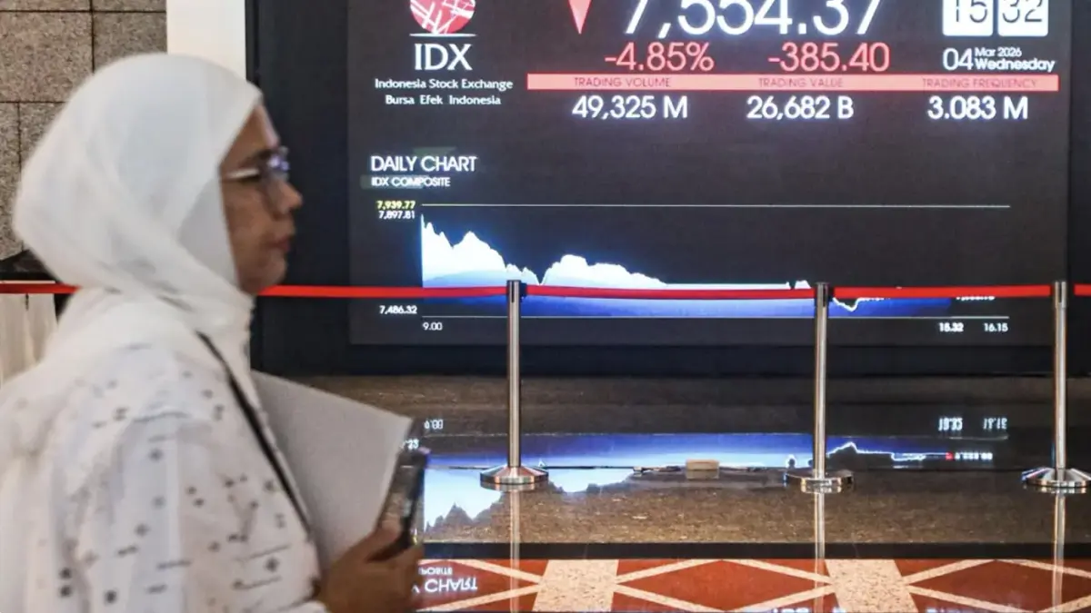 Karyawan berada di depan layar digital pergerakan Indeks Harga Saham Gabungan (IHSG) di Bursa Efek Indonesia, Jakarta, Rabu (4/3/2026). (Salman Toyibi/Jawa Pos)