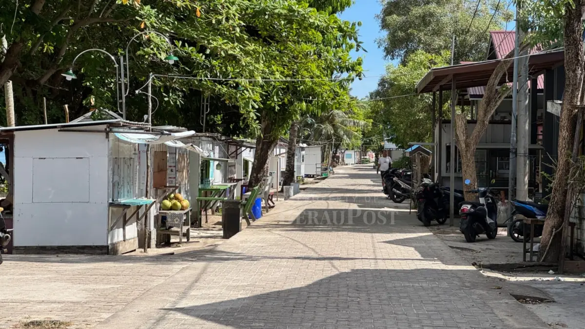 MULAI RAPI: Di kawasan UMKM Kampung Teluk Harapan, Maratua, kini tak nampak motor parkir sembarangan sehingga mobilisasi wisatawan lebih nyaman. (SENO/BP)