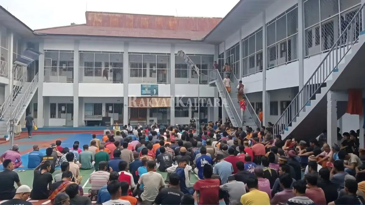 SIDAK KAMAR HUNIAN: Petugas Lapas Kelas II A Tarakan melakukan razia dan tes urine, Jumat (8/5). (SEPTIAN ASMADI/HRK)