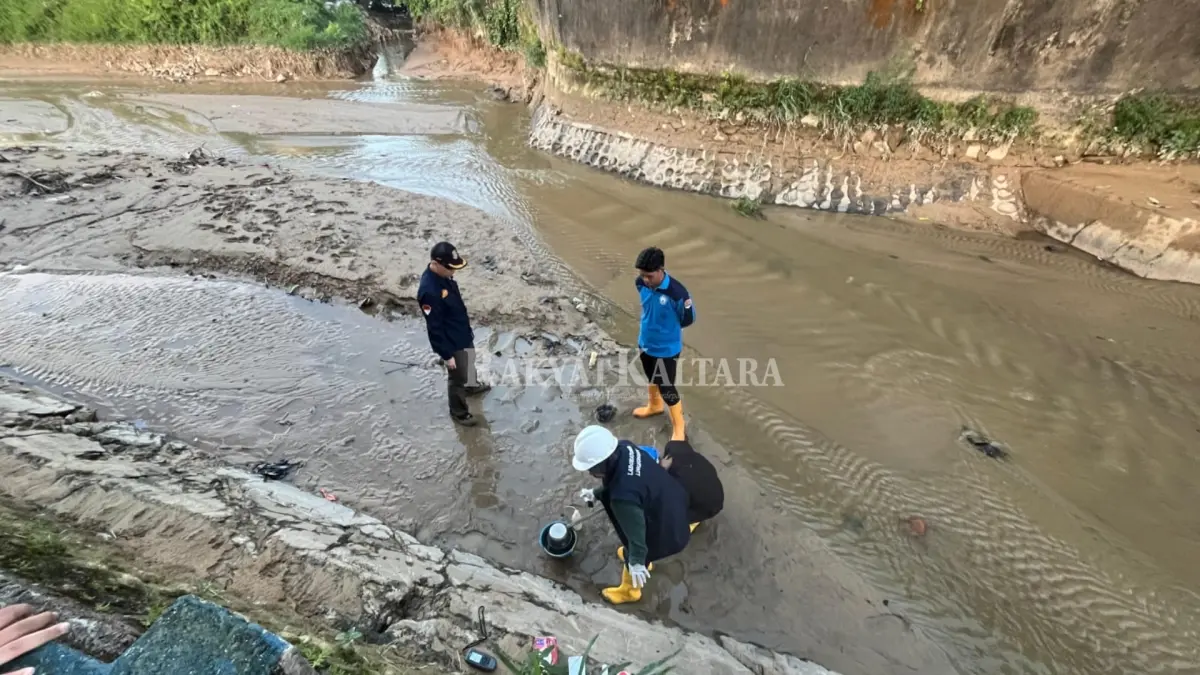 AMBIL SAMPEL: Petugas Perumda Air Minum Tirta Alam Tarakan dan DLH Tarakan ambil sampel untuk diuji laboratorium. (SEPTIAN ASMADI/HRK)