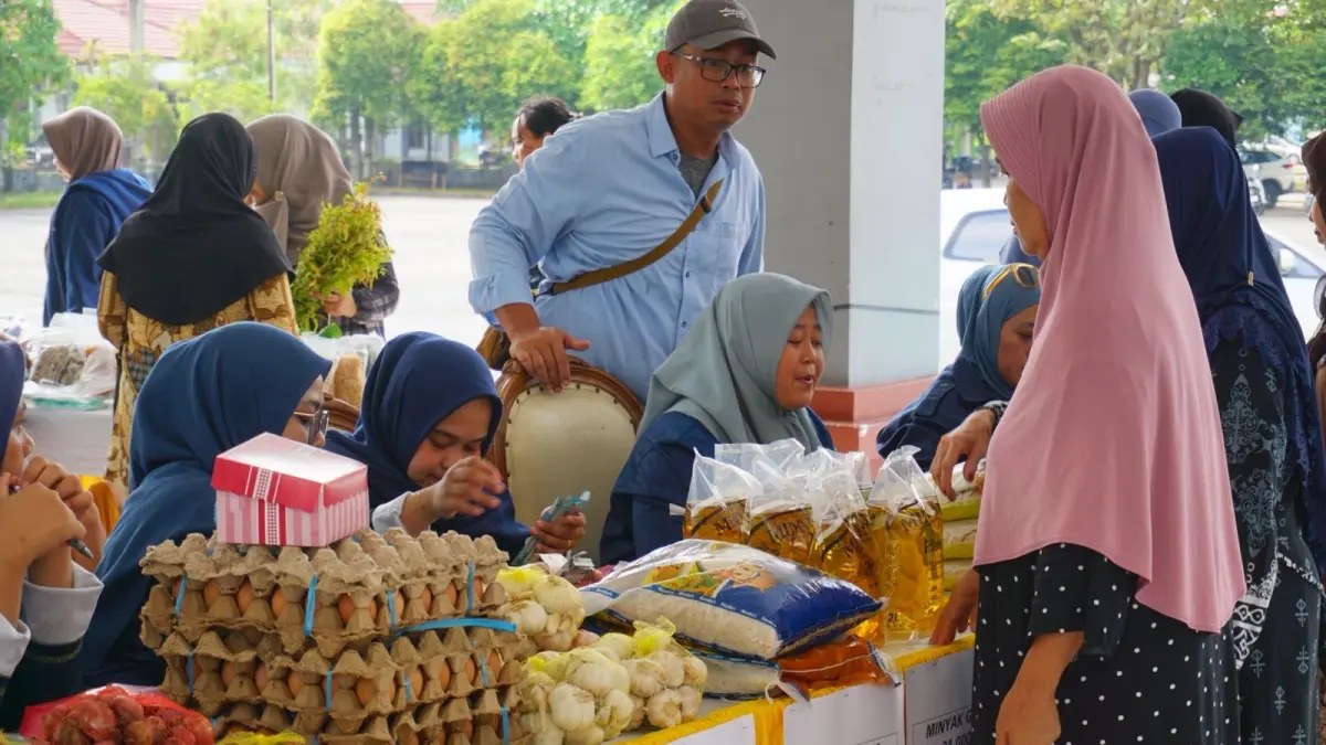 DISERBU WARGA: Gerakan Pangan Murah yang digelar Pemkab Berau diserbu warga Berau pada Sabtu (9/5). (DISKOMINFO BERAU UNTUK BERAU POST)