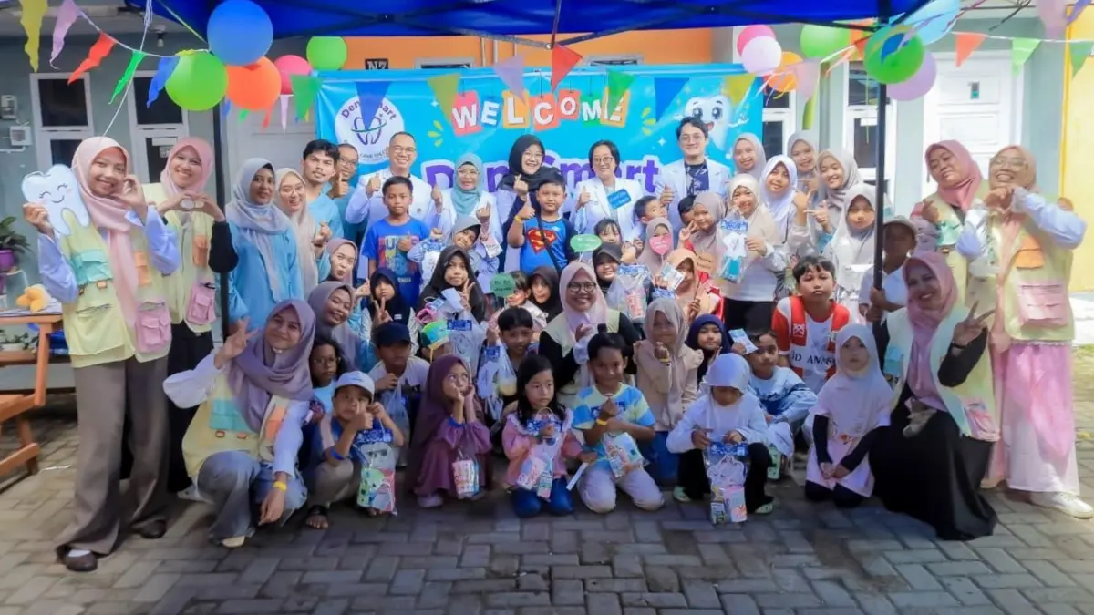 EDUKASI: Komunitas Jejak Jenaka mengajak anak-anak untuk belajar kesehatan gigi di Praktik Dokter Gigi Spesialis Dentsmart, Minggu (10/5). (IZZA/BP)