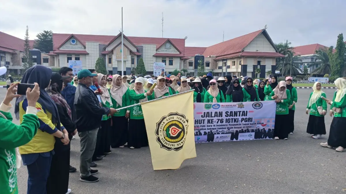 PERINGATAN HUT: Peringatan HUT ke-76 IGTKI PGRI di halaman Kantor Bupati Berau, Sabtu (9/5). (IZZA/BP)