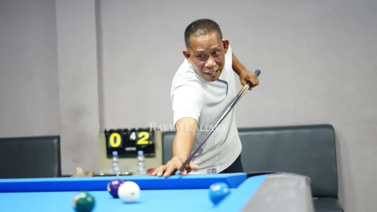 TURNAMEN: Bupati Bulungan Syarwani menjajal biliar saat Turnamen POBSI Cup I Bulungan. (IPUNK/HRK)