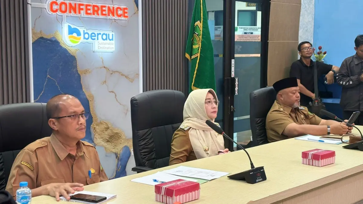 KENDALIKAN INFLASI: Bupati Berau Sri Juniarsih saat mengikuti Rakor pembahasan langkah konkret pengendalian inflasi daerah yang diikuti Pemkab Berau secara daring, Senin (11/5). (IZZA/BP)