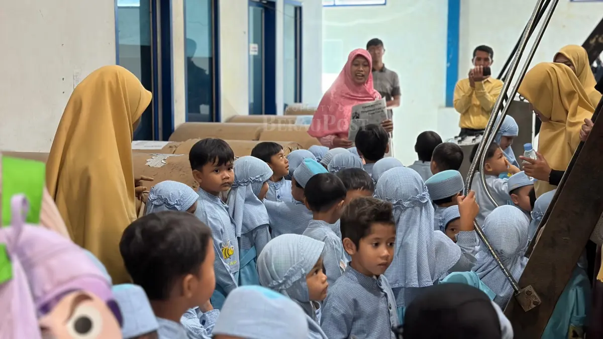 KUNJUNGAN: Puluhan anak dari KBIT Az-Zahro antusias mengikuti kunjungan edukatif ke kantor Berau Post, Senin (11/5). (IZZA/BP)