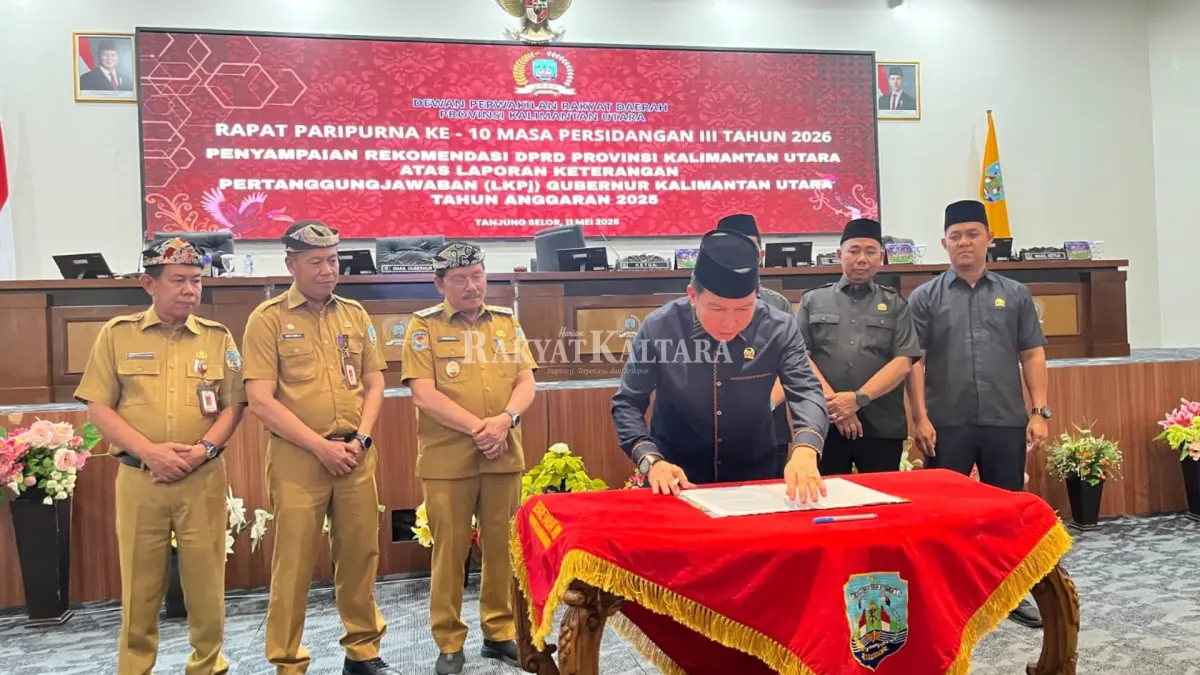 PARIPURNA: Ketua DPRD Kaltara Achmad Djufrie menandatangani rekomendasi terhadap LKPj Gubernur Kaltara Tahun Anggaran 2025. (FAISAL/HRK)