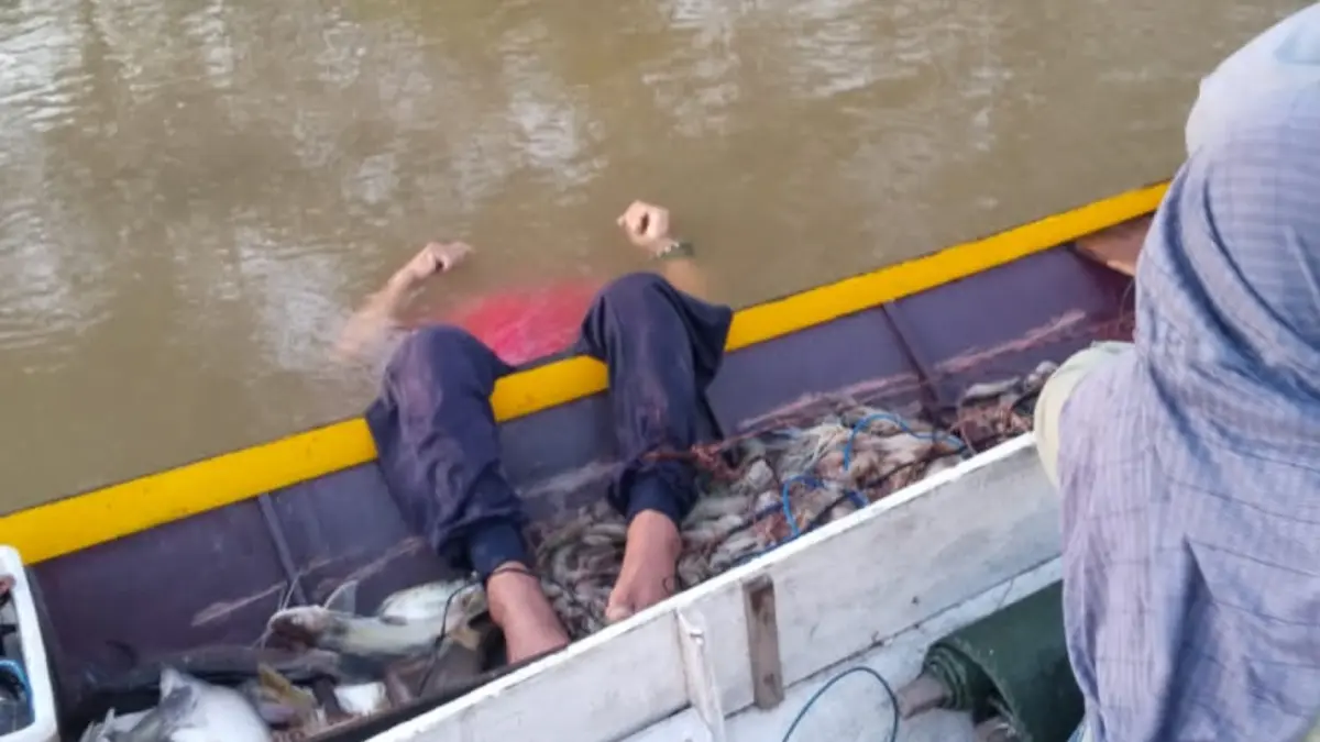 TAK BERNYAWA: Nelayan yang tersangkut di tepi perahu ditemukan sudah tidak bernyawa diduga kena setrum ikan miliknya. (POLRESTA BULUNGAN)