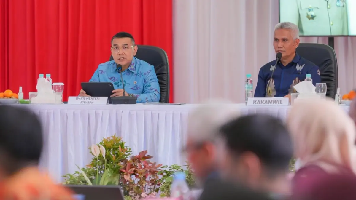 Wakil Menteri ATR/Wakil Kepala BPN, Ossy Dermawan, menyerahkan 13 sertipikat tanah lintas sektoral di Kantor Wilayah BPN Provinsi Sulawesi Tengah, Palu