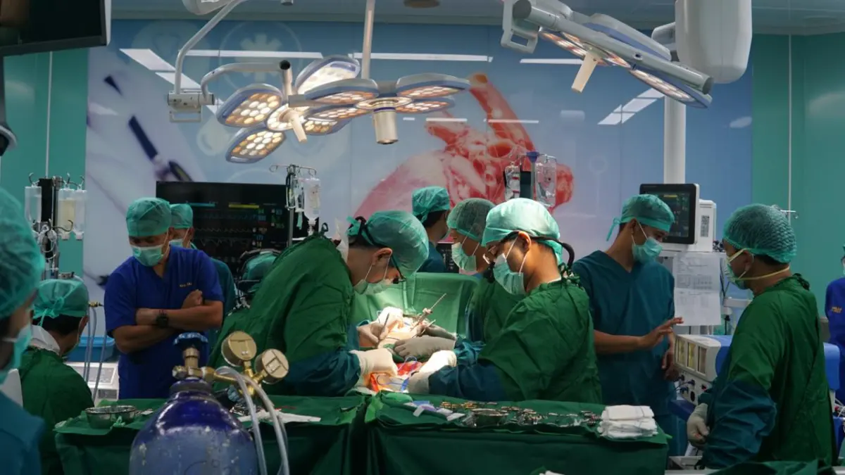 BERJALAN LANCAR: Tim dokter saat melakukan operasi jantung ke-15 di RSUD dr H Jusuf SK Tarakan, Sabtu (9/5) lalu. (HUMAS RSUD dr H JUSUF SK)
