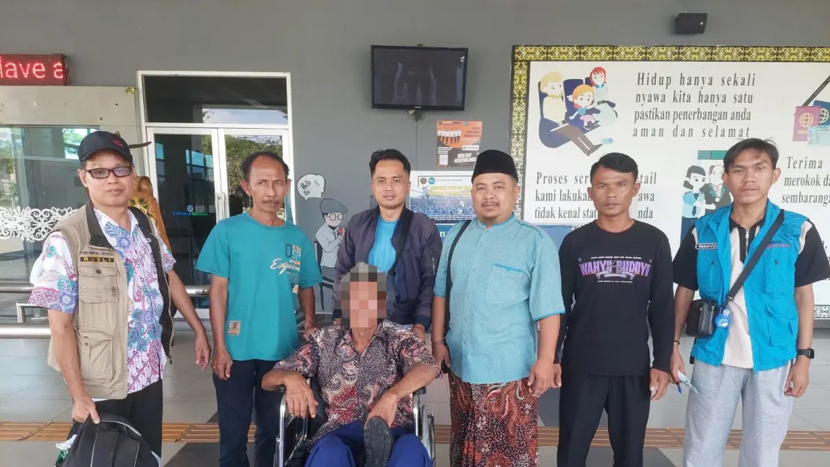 DIPULANGKAN: Mbah Mujiono yang sebatang kara di Berau, dibantu Dinsos untuk pulang ke kampung halaman di Jombang, Jawa Timur. (DINSOS UNTUK BERAU POST )