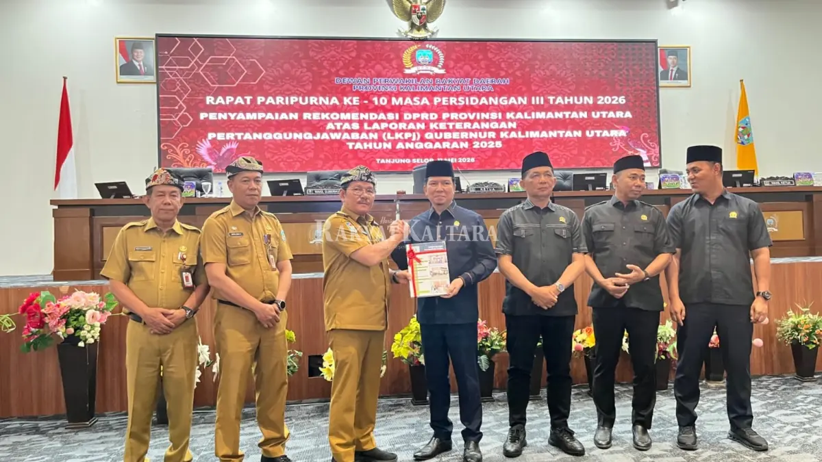 PARIPURA: Wakil Gubernur Kaltara Ingkong Ala (tiga dari kiri) usai menyerahkan dokumen LKPj Gubernur Tahun Anggaran 2025. (FAISAL/HRK)