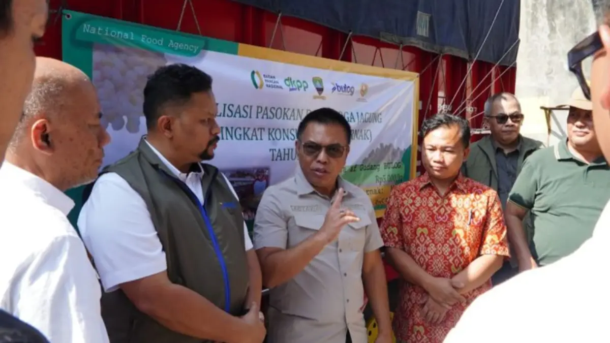 Deputi Ketersediaan dan Stabilisasi Pangan Bapanas I Gusti Ketut Astawa (tengah) dalam pendistribusian SPHP jagung di Sumedang, Jawa Barat,  Rabu (13/5). (ANTARA)
