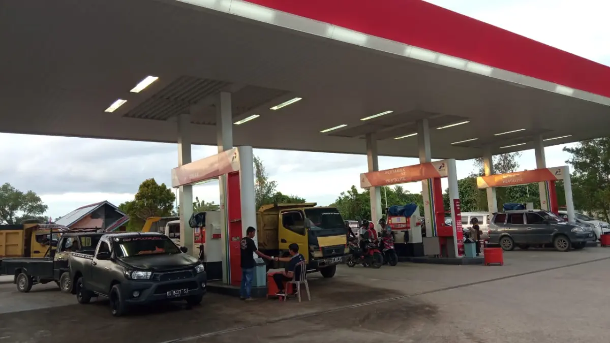 Kementerian ESDM bersiap mewajibkan penggunaan bensin bioetanol 5 persen (E5) mulai Juli 2026 di beberapa wilayah di Indonesia. (HRK)
