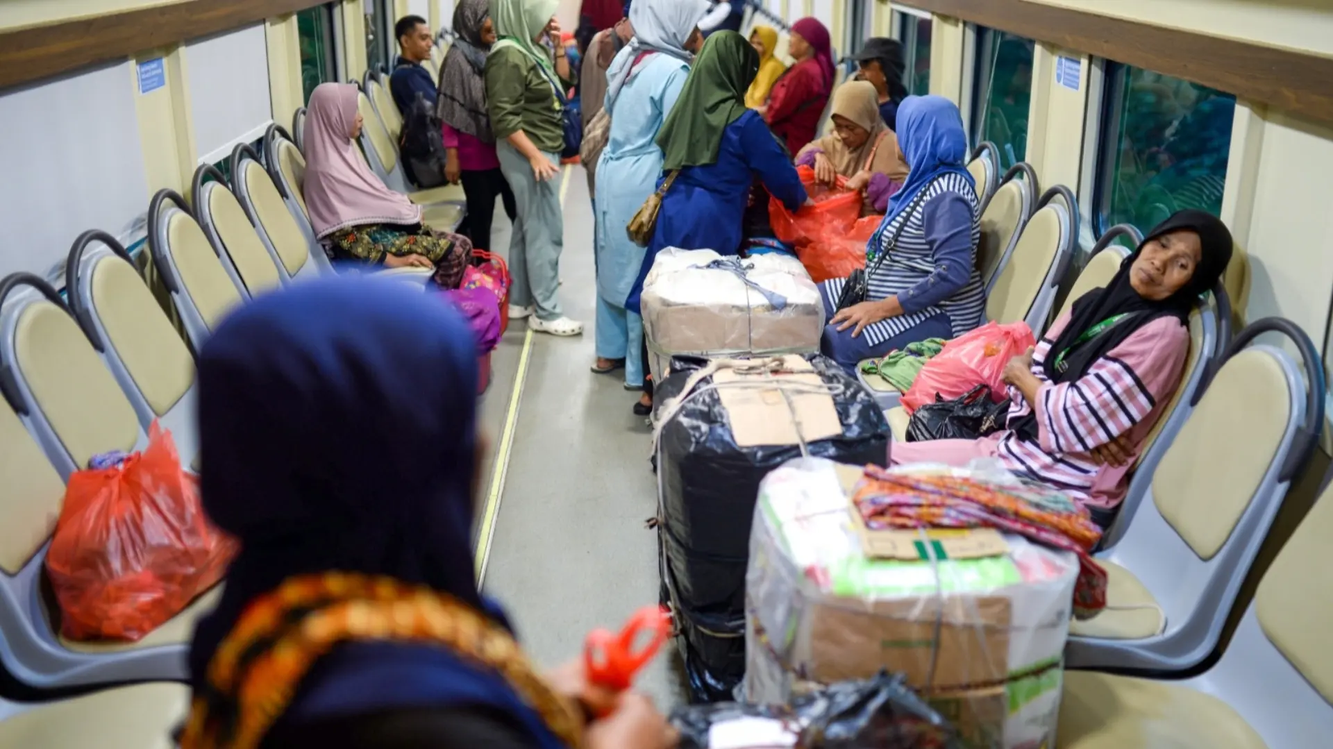 KOMODITAS LOKAL: Sejumlah penumpang duduk di dalam gerbong kereta api khusus petani dan pedagang di Stasiun Cikeusal. (ANTARA)