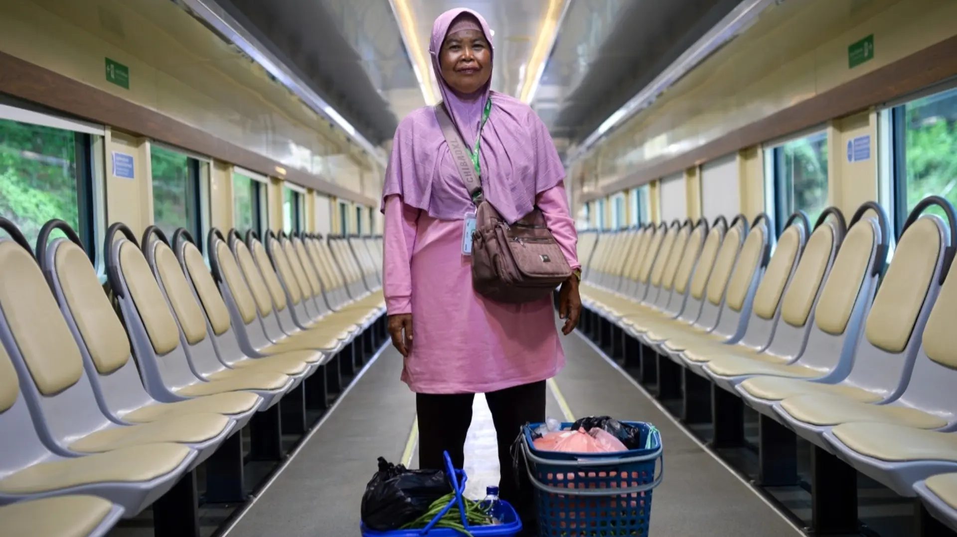 MUDAHKAN PETANI: Seorang pedagang, Tini berpose di dalam gerbong kereta api khusus petani dan pedagang sebelum berangkat menuju Stasiun Kota Serang. (ANTARA)