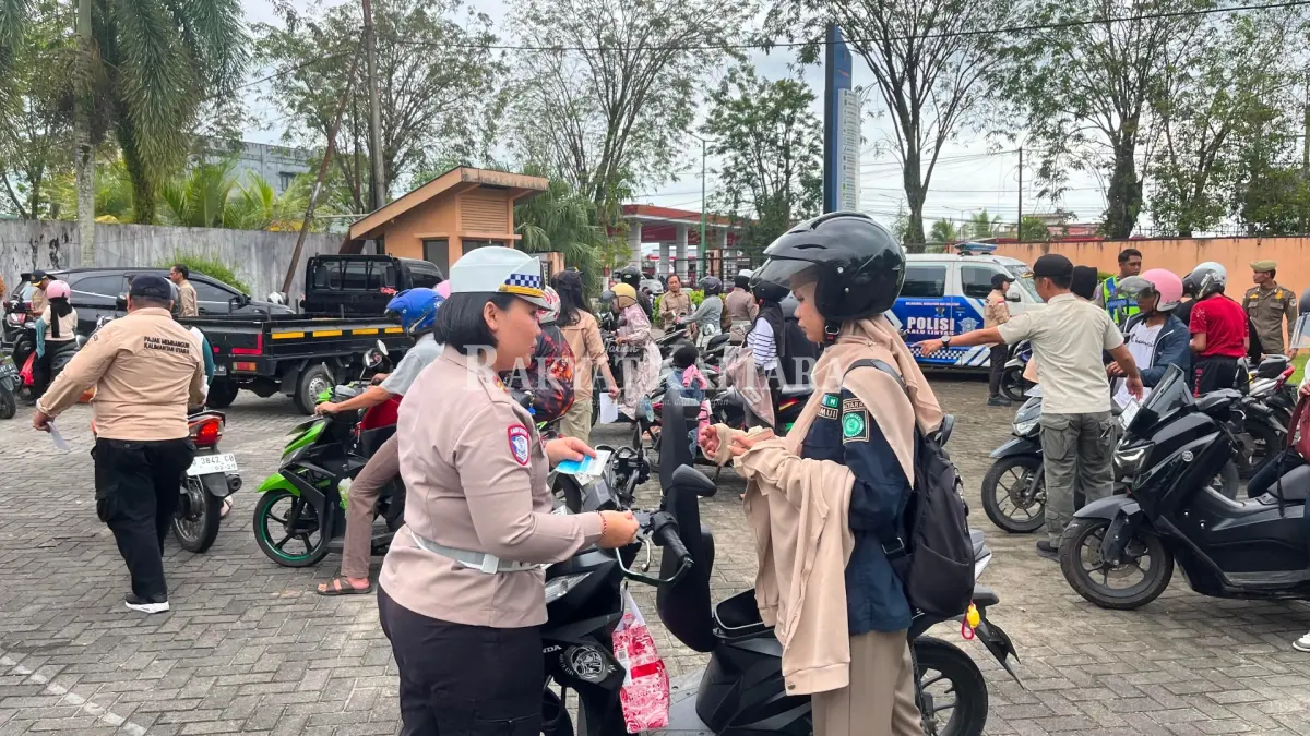 PEMERIKSAAN SURAT: Tim gabungan melakukan pemeriksaan surat kendaraan bermotor, Rabu (13/5). (SEPTIAN ASMADI/HRK)